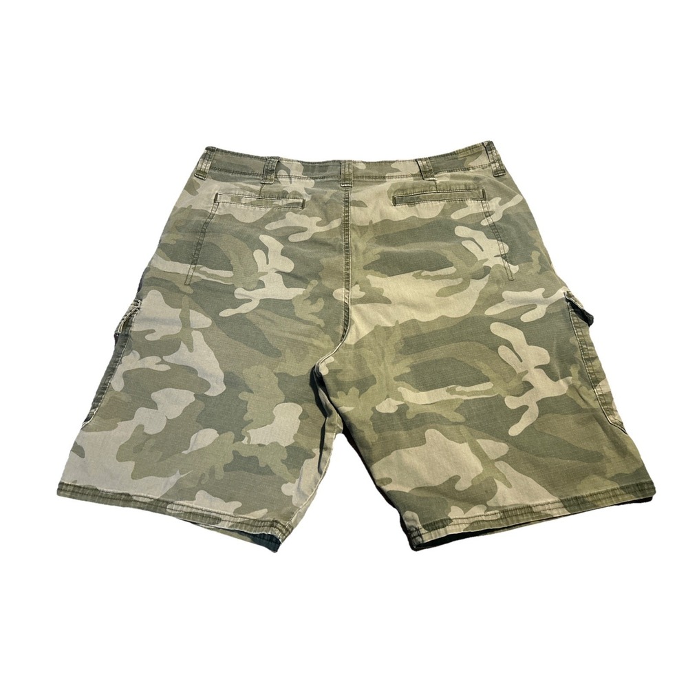 Wrangler Relaed Fit Camo Cargo Shorts Men's Size 33 - Picture 2 of 8